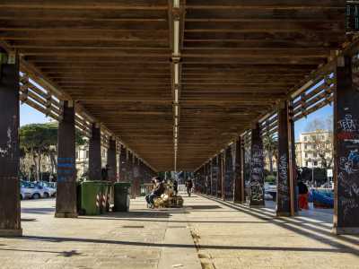 Sulla sinistra si allunga il vasto porticato in legno sotto il quale da sempre i varchecedd�re vendono il pescato del giorno